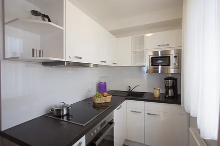 Küche mit Geschirrspüler und Backofen