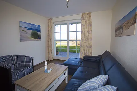 Wohnzimmer mit Terrasse mit Blick auf das Wasser