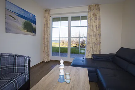 Wohnzimmer mit Terrasse mit Blick auf das Wasser