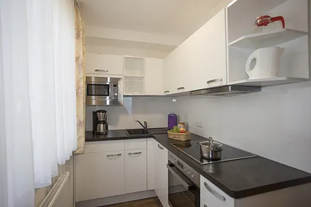 Küche mit Geschirrspüler und Backofen