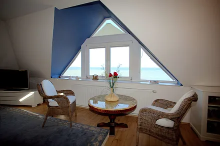 Wohnzimmer mit Panoramablick über das Wasser