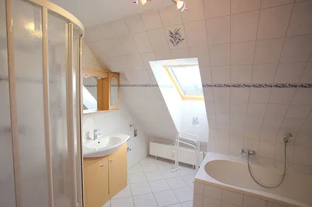 Bad mit Dusche und Badewanne