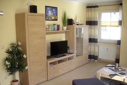Wohnzimmerschrank mit TV, Hifi-Anlage, DVD-Player