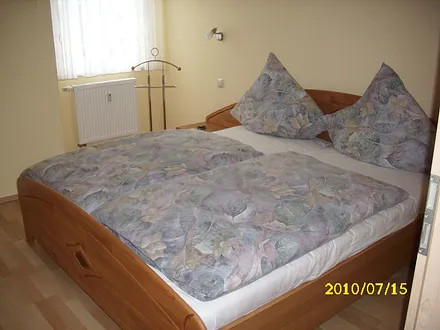 Schlafzimmer mit Radiowecker