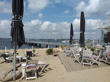 Am Strand mit Fähranleger und Eiscafé