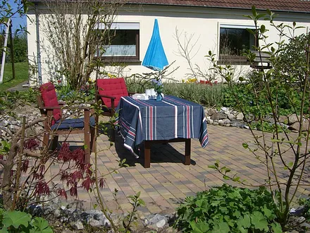 Diese Terrasse gehört zur Ferienwohnung.