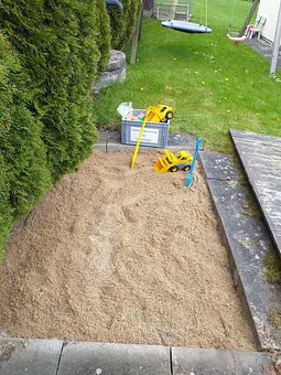 Sandkiste und Schaukel im Gästegarten