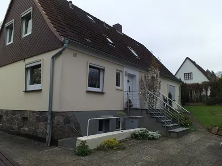 Hauseingang und Waschküchentreppe