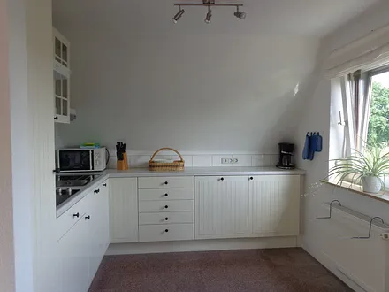 Familiengerecht ausgestattete Küche mit Geschirrspüler, Mikrowelle, Radio/CD-Player, Kühlschrank mit Gefrierfach, Kaffeemaschine, usw.