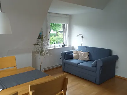 An die Küche schließt sich ein sonniger Essplatz an. Da ist auch eine zusätzliche Schlafmöglichkeit..