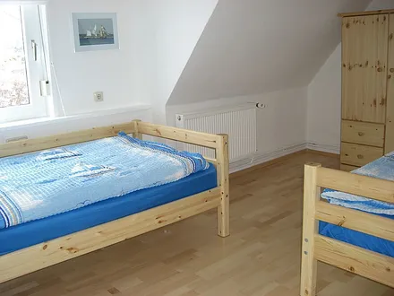 Das Schlafzimmer ist mit zwei Einzelbetten ausgestattet.