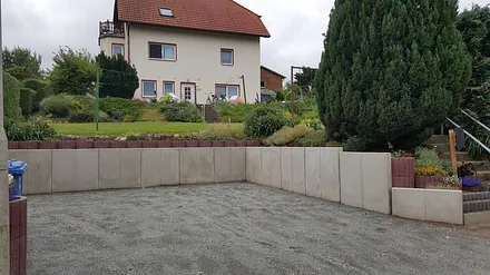 Der Parkplatz mit Blick auf das Haus