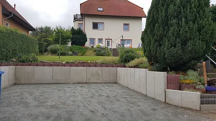 Der Parkplatz mit Blick auf das Haus