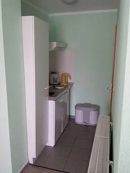 Küche mit Kühlschrank u. 2 Kochplatten