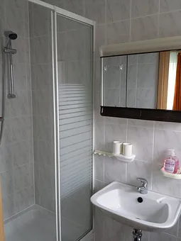 Bad mit Dusche und WC