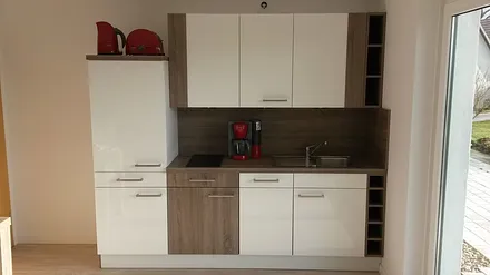 Wohnraum mit integrierter Küche (Spülmaschine)