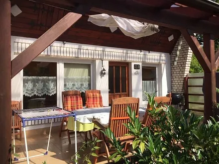 überdachte und windgeschützte Terrasse