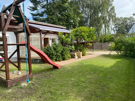 Außenansicht mit Spielanlage