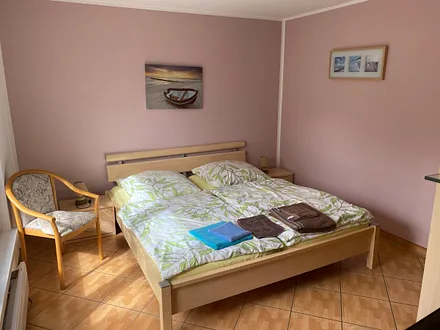 Schlafzimmer mit Doppelbett