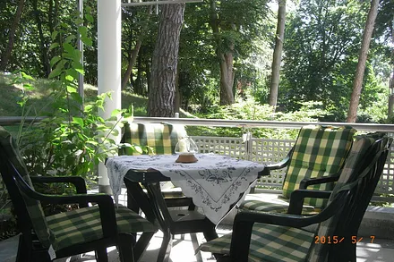 Blick vom Balkon in den Park