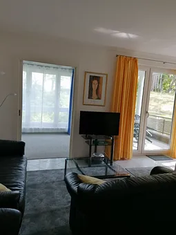 Blick vom Wohnzimmer in das Schlafzimmer