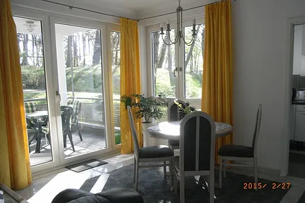 Wohnzimmer mit Eßplatz und Blick in die Küche (Schiebetür)