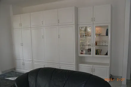 Wohnzimmerschrank mit ausklappbarem Doppelbett