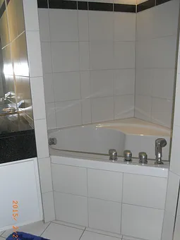 Wannenbad mit Toilette, Waschtisch, Handtuchtrockner 