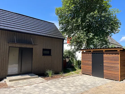 Haus 1 Hauseingang mit Parkplatz und Fahrradschuppen 