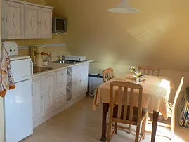 Moderne Küchenzeile mit Essplatz bis 8 Personen