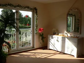 Sonniger Wohnraum mit Balkon