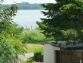 Blick  zum Bodden und Radweg 