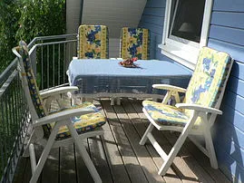 Frühstücksbalkon im Sonnenschein