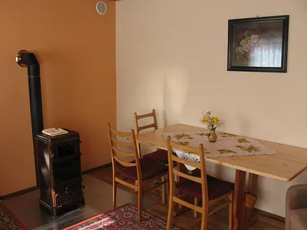 Wohnzimmer im Erdgeschoss mit Kaminofen