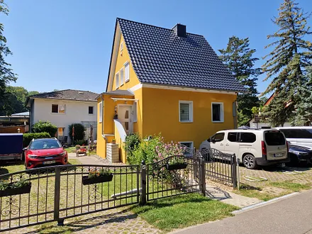 Die Ferienwohnung 1 befindet sich im gelben Haus im OG