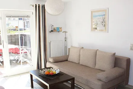 Wohnbereich mit Schlafcouch, Blick zur Terrasse