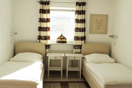 seniorengerechte Betten(auseinander gestellt) im Schlafzimmer