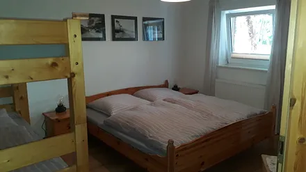 Schlafzimmer mit Doppel- und Etagenbett