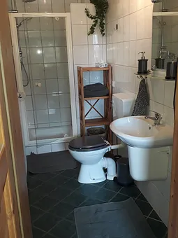 Badezimmer mit Dusche