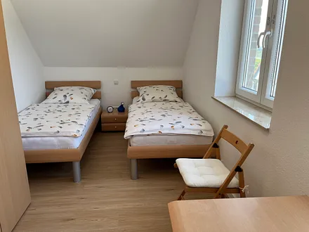 Schlafzimmer (2 Betten: 200x90cm)