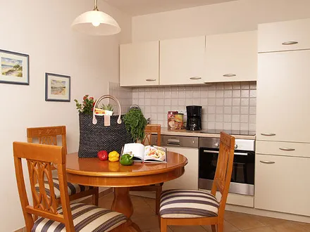 Küchenzeile mit Eßtisch