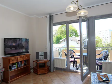 Wohnzimmer mit Zugang zum Balkon