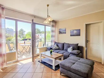Wohnzimmer mit Zugang zum Balkon