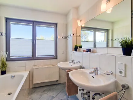 Bad mit Dusche & Wanne