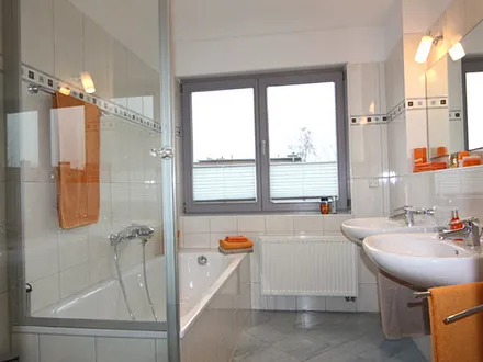 Bad mit Dusche & Badewanne