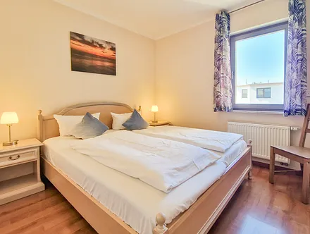 Schlafzimmer mit Doppelbett