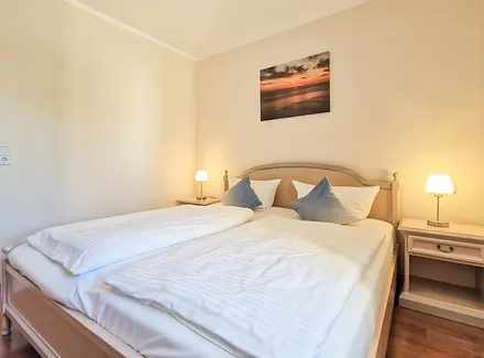 Schlafzimmer mit Doppelbett