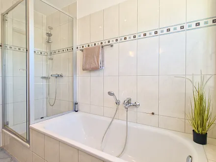 Bad mit Dusche & Wanne