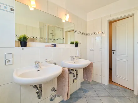 Bad mit Dusche & Wanne