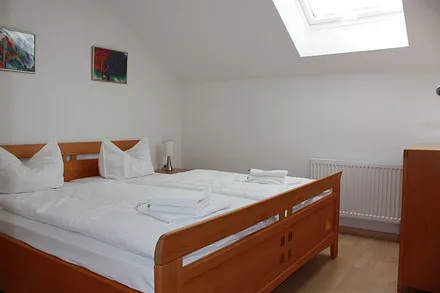 Schlafzimmer mit Doppelbett